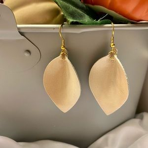 Lightweight neutral earrings